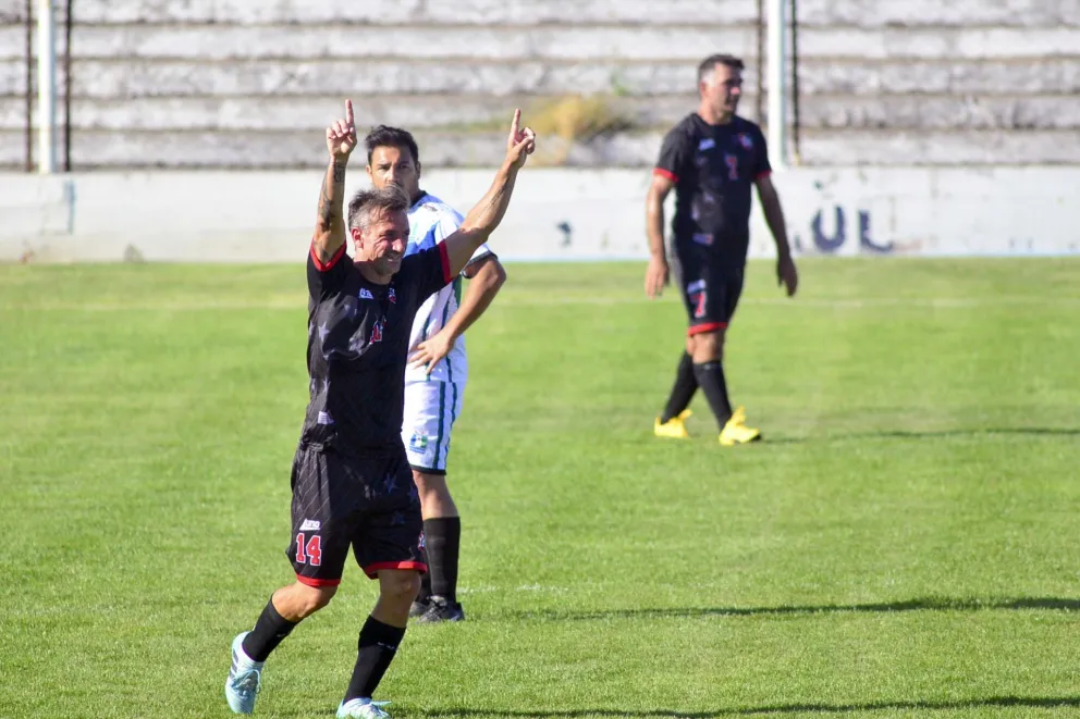 Golazo en la Liga Nacional Senior: fue casi de mitad de cancha