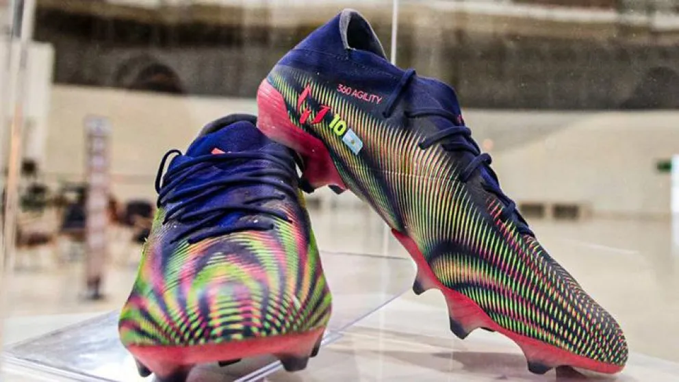 Messi donó a un museo los botines del gol 644, en beneficio de chicos enfermos