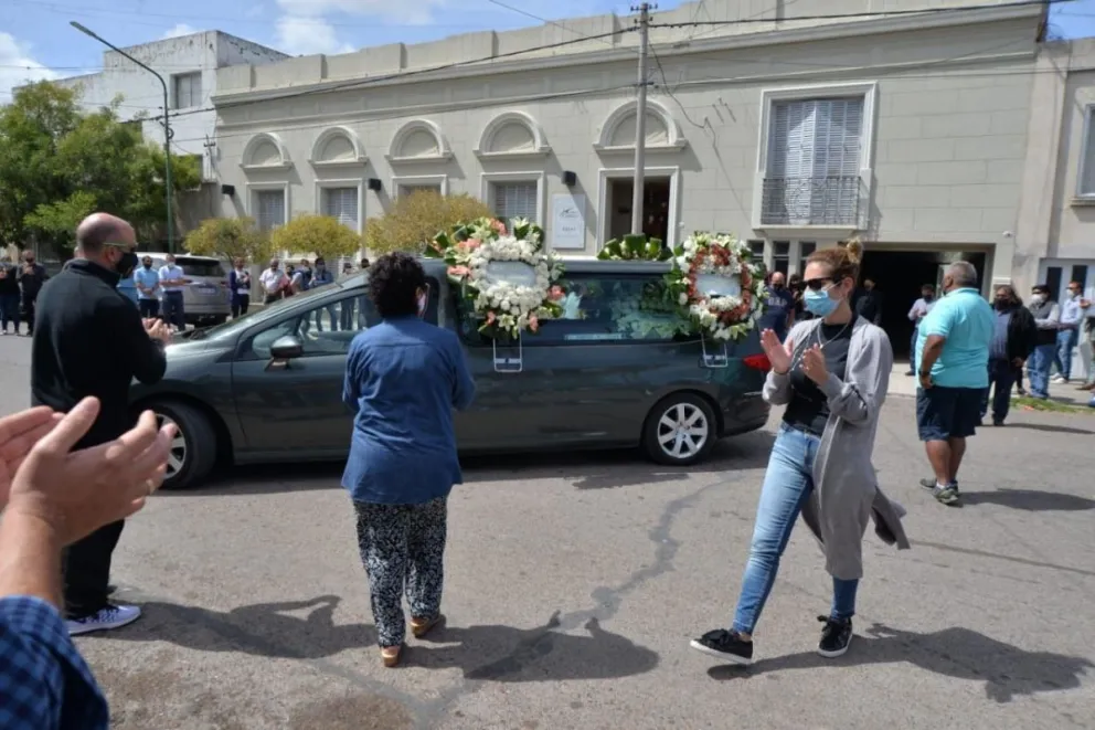 Con un aplauso cerrado, despidieron los restos de Fabricio Cecchin