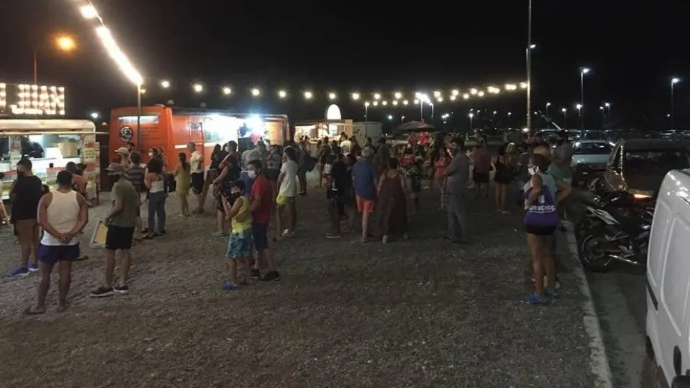 Los aromas y sabores envuelven a los visitantes en los carritos de la costanera
