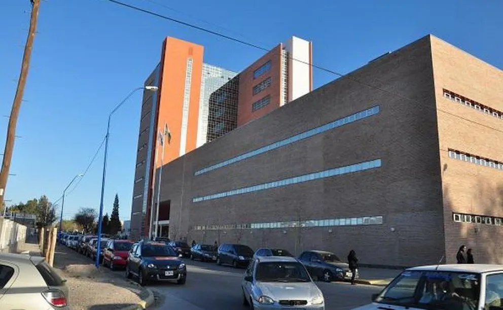 Denuncian por abuso sexual a un juez de Roca y allanan su casa