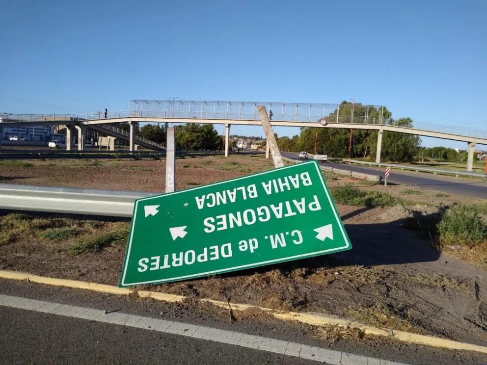 El fuerte viento de esta tarde volteó un cartel de ruta