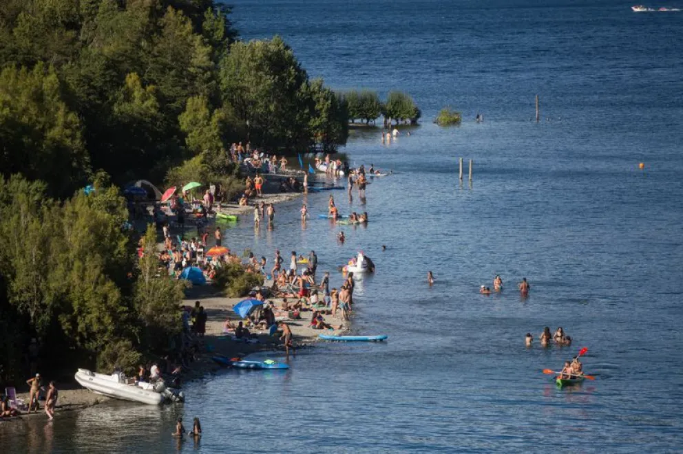 Decenas de miles de turistas coparon el mar y la montaña de Río Negro