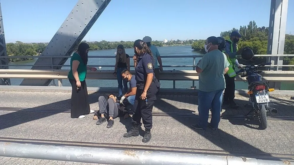 Un motocilista se descompensó cruzando el puente y debieron cortar el tránsito