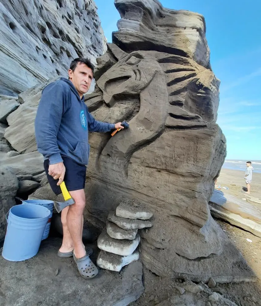 Insólita denuncia contra artista local por tallar piedras en el camino de la costa