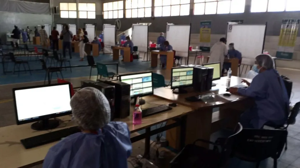 Viedma asistirá a adultos mayores en la inscripción para vacunarse