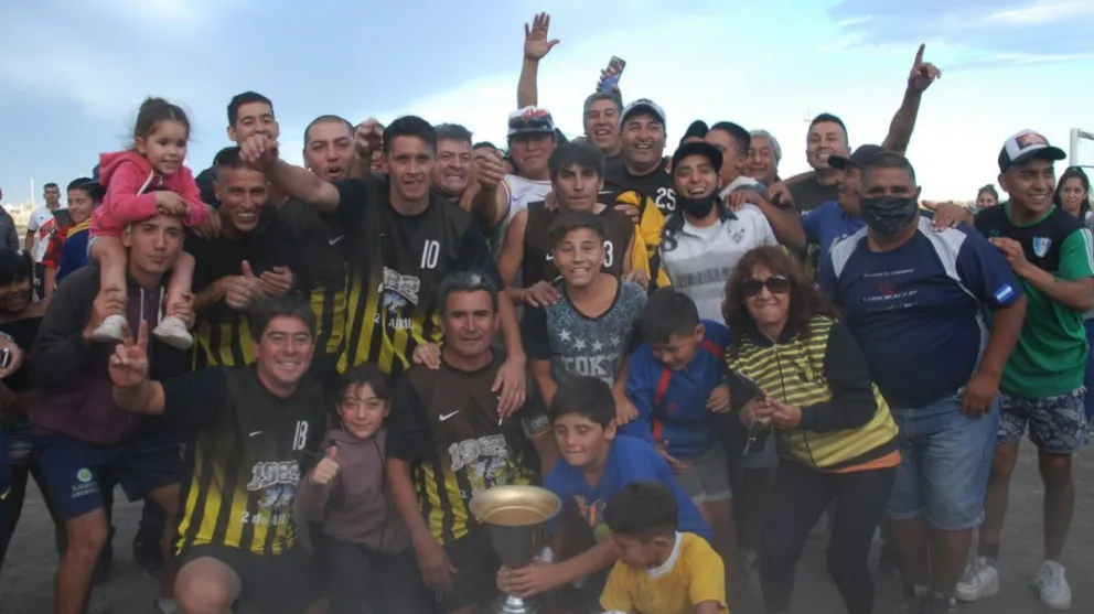 Fútbol barrial del Valle Inferior: títulos para 2 de Abril y La República