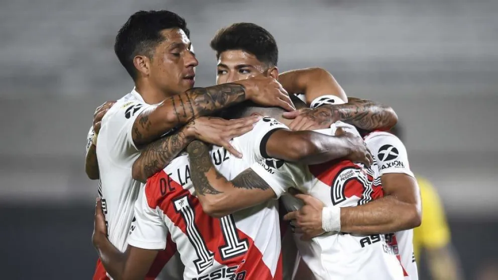 River se recuperó goleando a Rosario Central en su regreso al Monumental