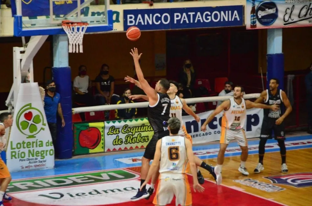 Atenas no pudo con Estudiantes de Olavarría y cayó en un duelo parejo