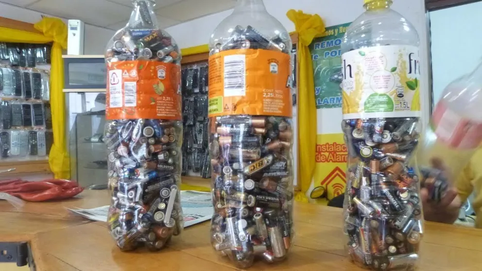 A ponerse las pilas: no sirven más las botellas de los kioscos y el destino final es el basurero