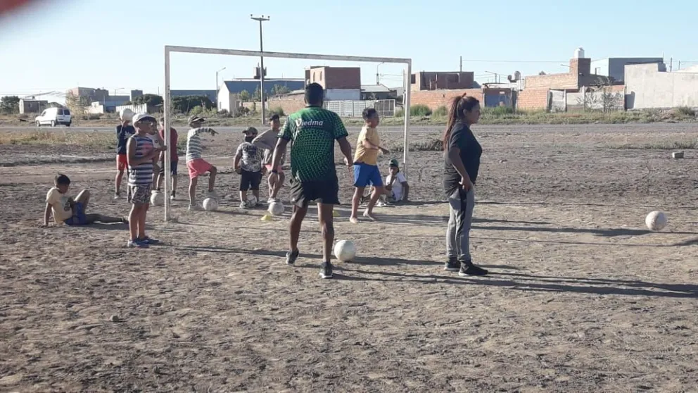 Atletismo, fútbol, hockey al aire libre en la pista alternativa