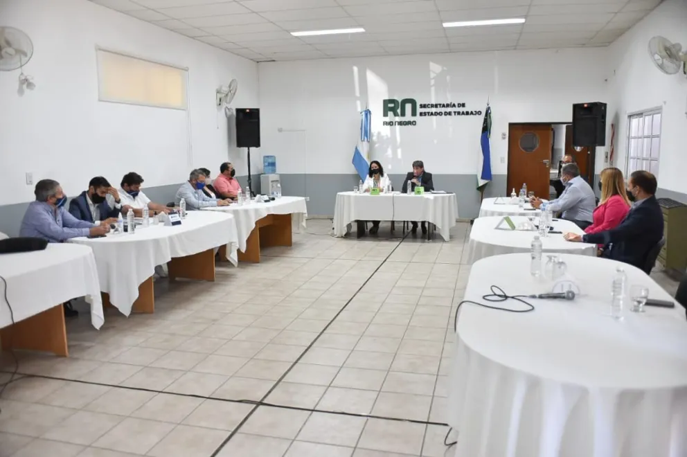Trabajadores atentos a los cambios en las reglas de juego y la disputa salarial