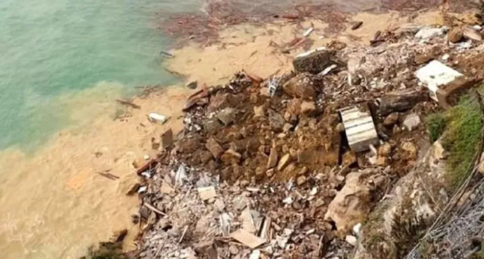 Se derrumbó un cementerio y más de 200 ataúdes cayeron al mar
