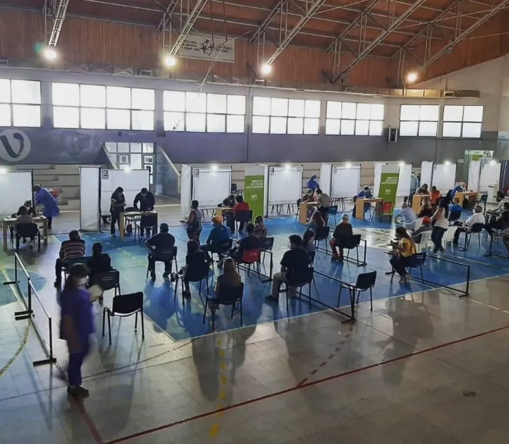 Más de 900 adultos mayores recibieron asistencia para anotarse en la vacunación
