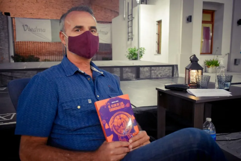 Presentaron un libro en el que adolescentes viedmenses viajan en el tiempo
