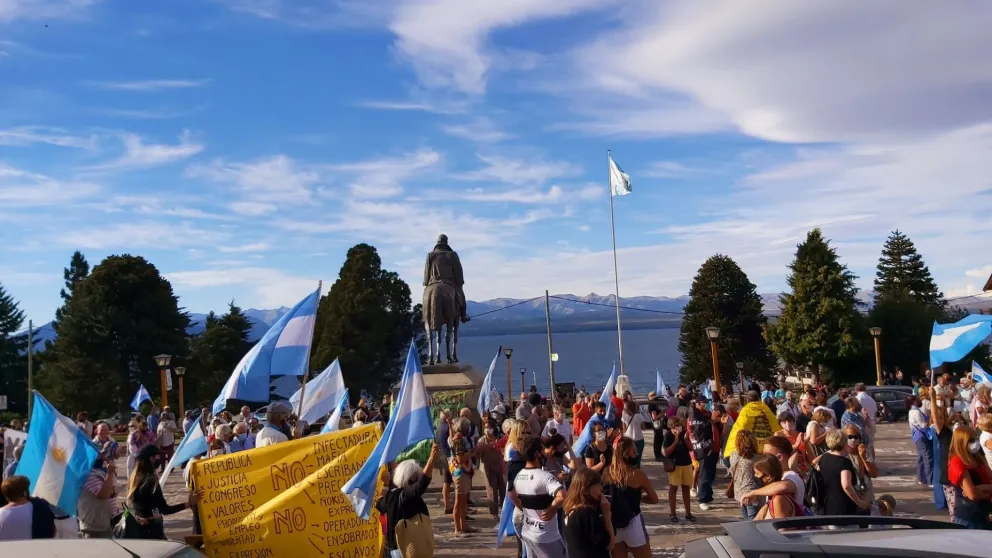 Marchas en todo el país para protestar por el escándalo de las vacunas VIP