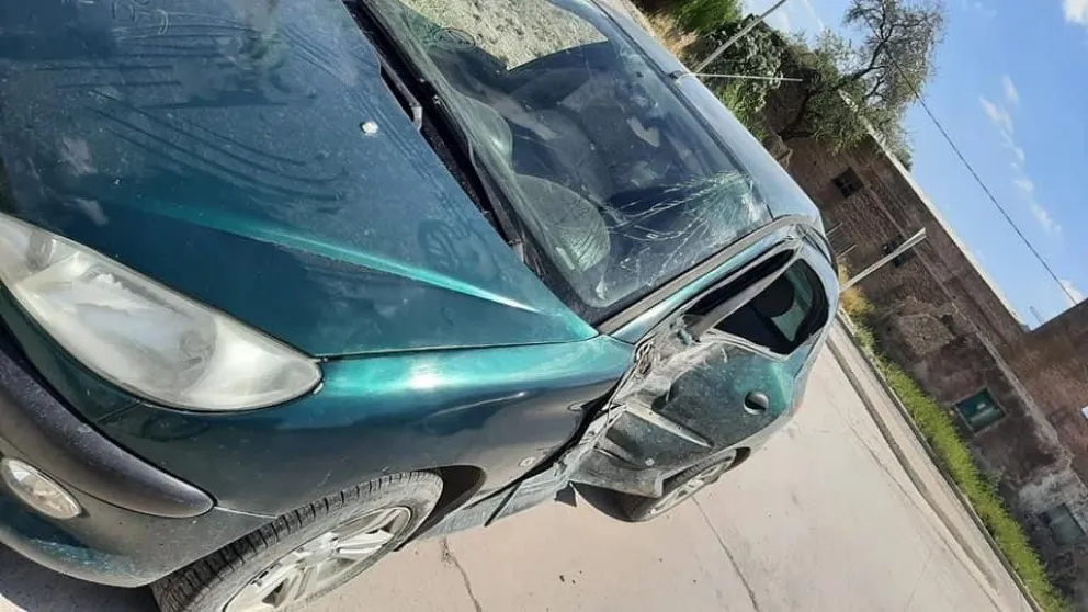 Un patrullero embistió a un Peugeot y lo destrozó