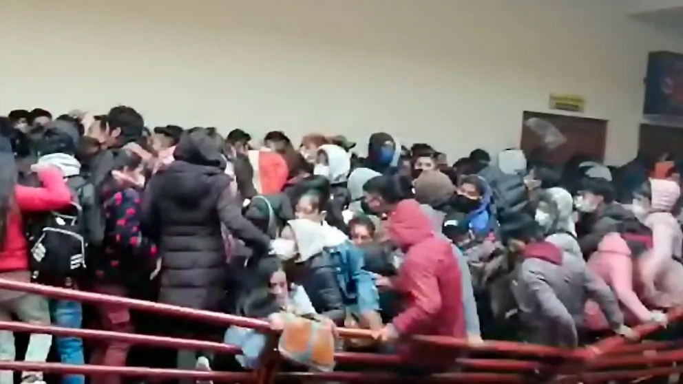 Tragedia universitaria: siete estudiantes murieron al caer de un cuarto piso