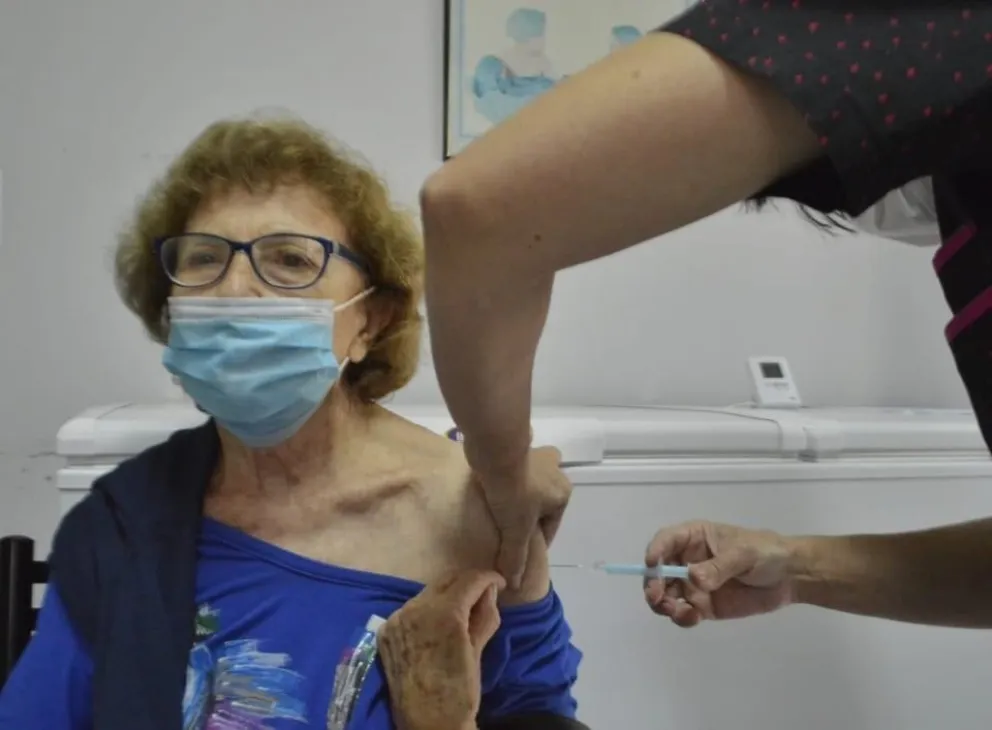 Luego de vacunar mayores de 70 años y docentes, ahora lo hacen en geriátricos
