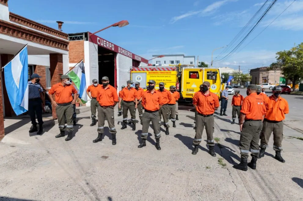 Merecido y emotivo reconocimiento a bomberos que combatieron en El Bolsón