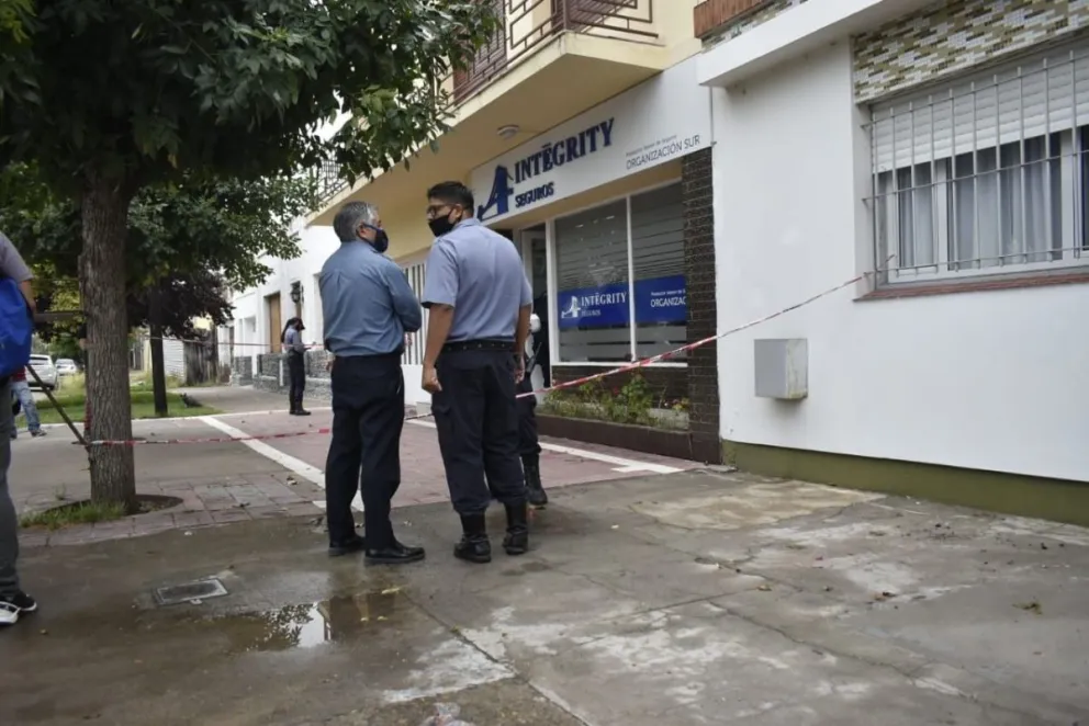 Se llevaron un 207 rojo: conmoción en el centro por un robo a mano armada