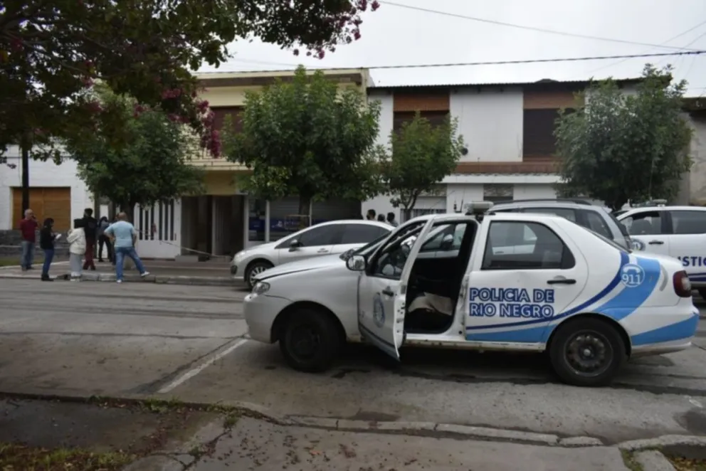 A punta de pistola y destornillador, se llevaron dinero, joyas y hasta un auto