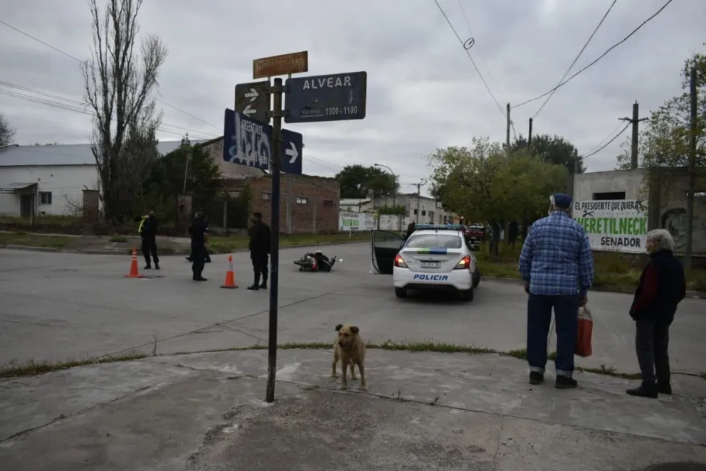 Una motociclista chocó contra un auto y se fracturó una pierna