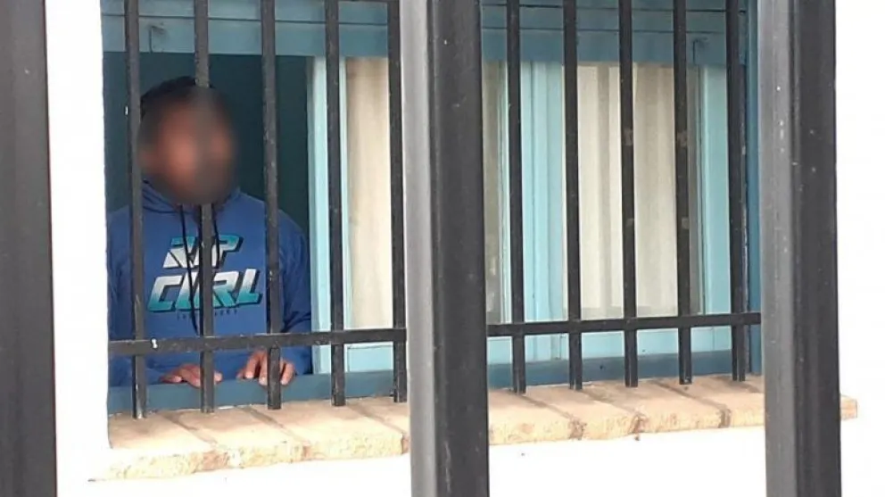 Condenado por abuso tiene un rehén y se encuentra atrincherado en Zapala