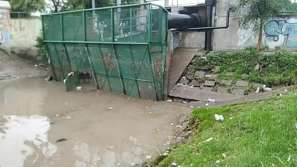 Vandalismo sin límites: rompieron el canasto que filtra líquidos pluviales