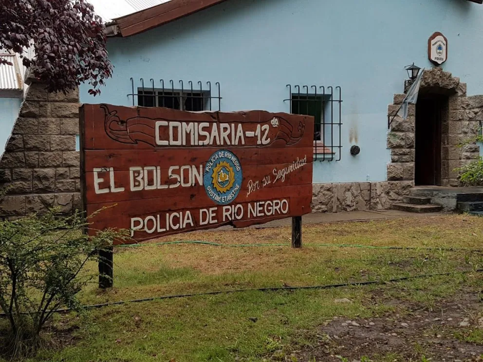 El oficial que manejaba tomando alcohol habría agredido a una mujer policía