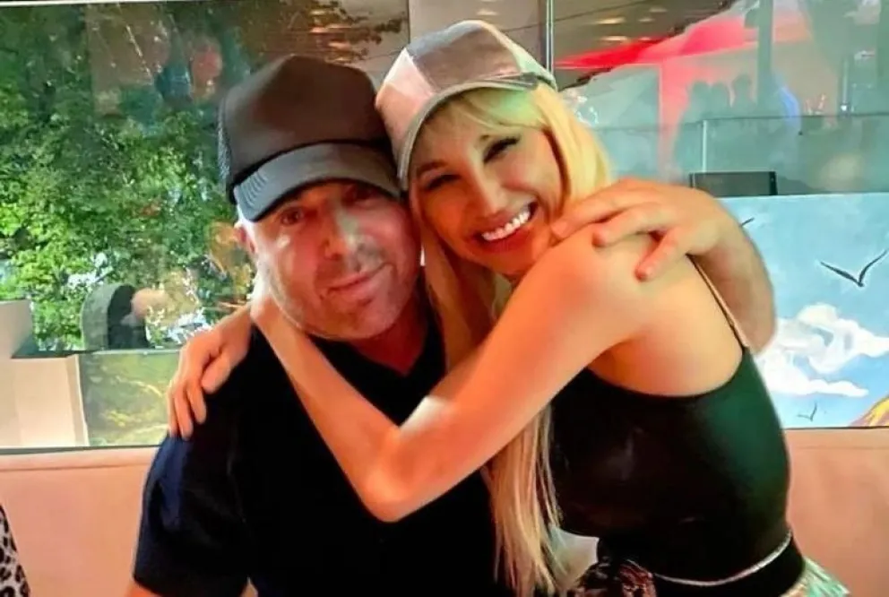 Vicky Xipolitakis y Germán Martitegui "acaramelados" en una fiesta