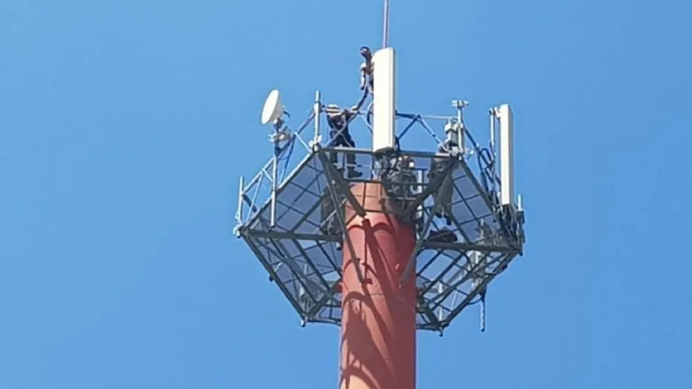 Subió a una antena de telefonía y amenazó con arrojarse si no le daban $ 1 millón