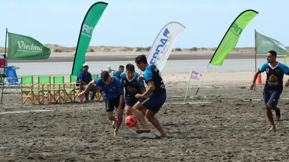 Festejos de AEC y La Caleta en el estreno del Futsal Arena Raíz en El Cóndor