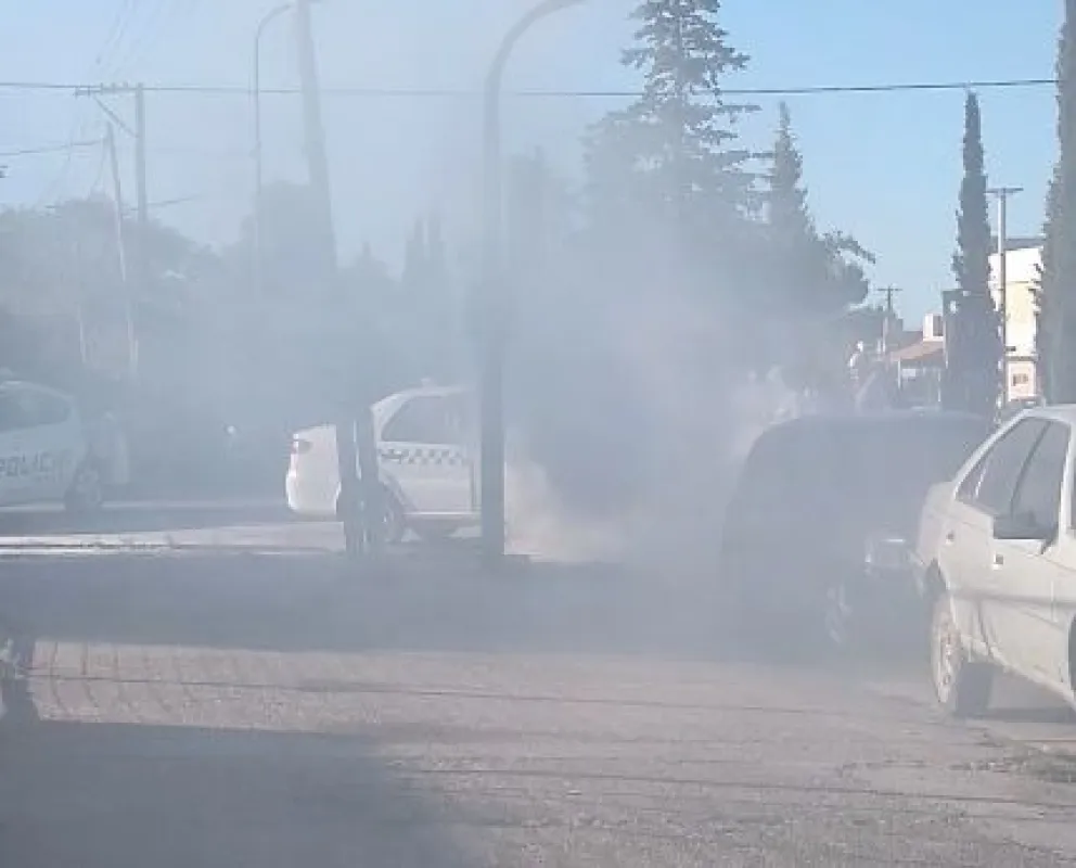 El fuego se apoderó de un Siena que quedó destruido en pleno centro