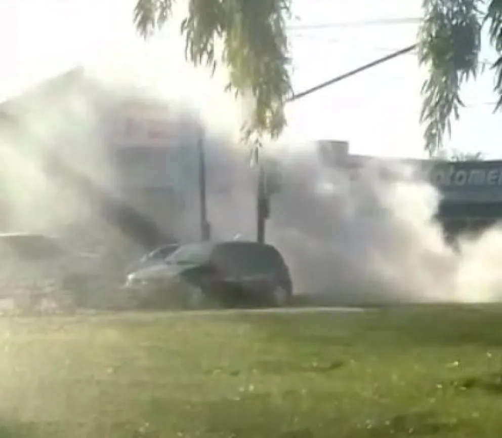 Video: así se prendió fuego un taxi en pleno centro de Viedma