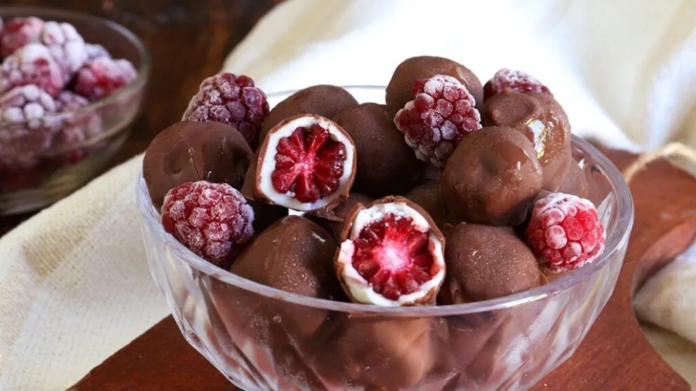 Bombones de frambuesa y dos chocolates: delicioso "snack" dulce y super fácil