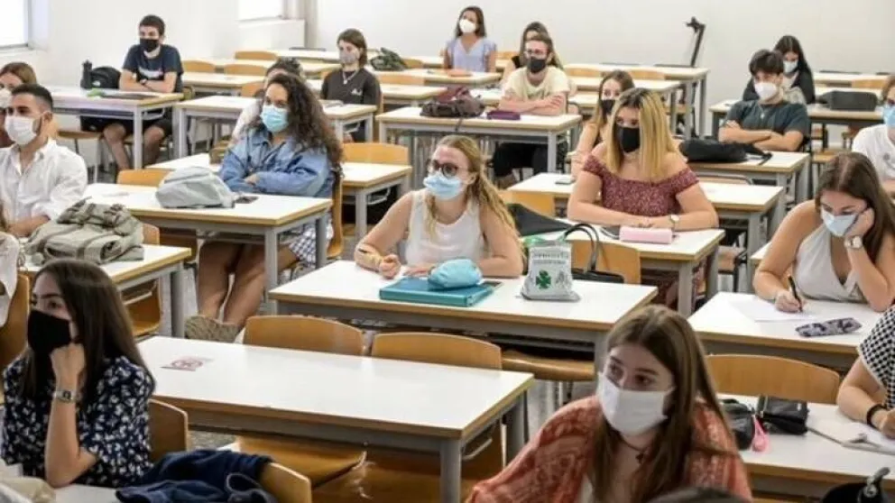 Las mujeres superan en número a varones dentro de las universidades