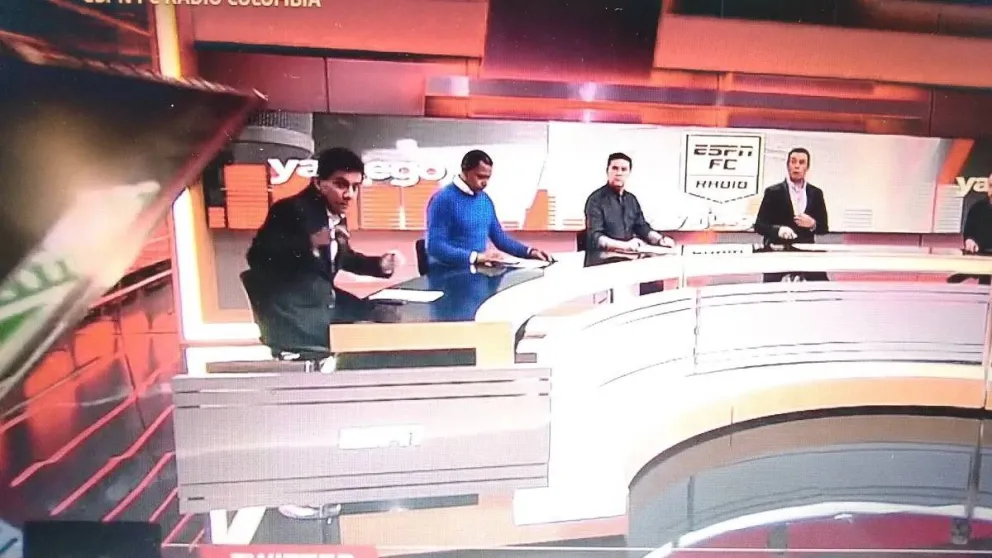 Impactante: cayó una pantalla y aplastó a periodista deportivo cuando transmitían en vivo