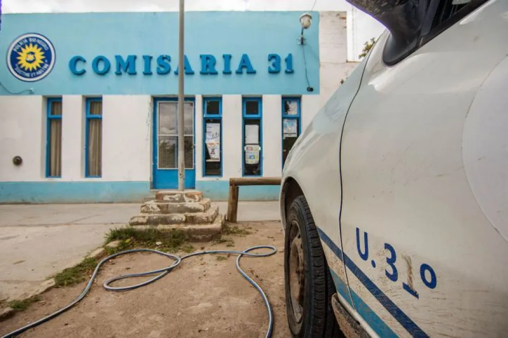 Se tragó un cierre para salir del calabozo y terminó internado