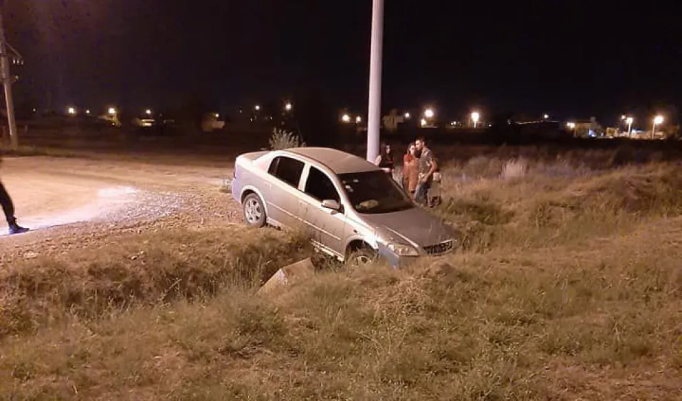 Un auto terminó adentro de un zanjón tras un despiste