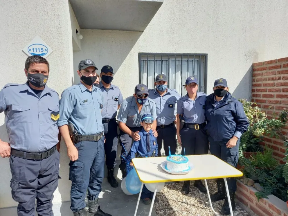 Efectivos agasajaron a un niño de 6 años que sueña con ser policía