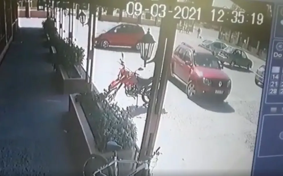 Video: un conductor hizo reversa y le rompió el paragolpes a un auto