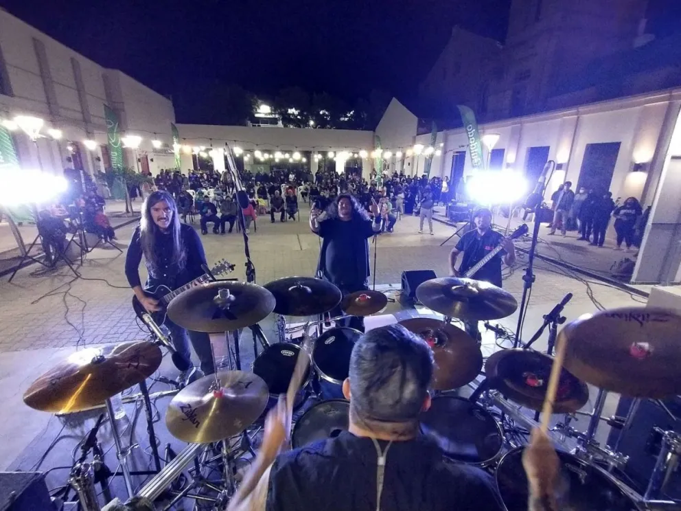 Rockeros y muralistas se suman a las movidas solidarias por El Bolsón