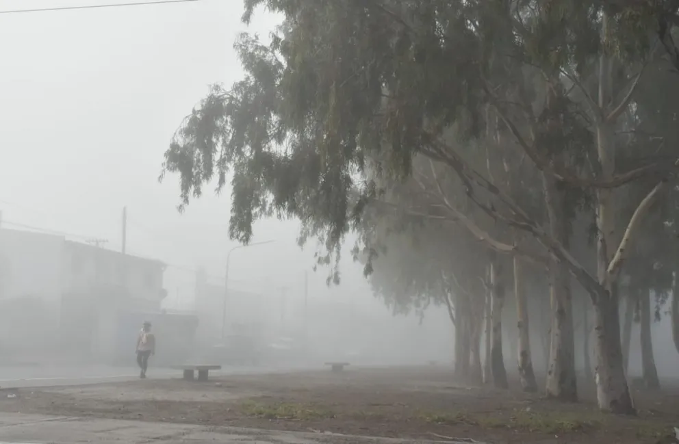 La mañana comenzó cargada de neblina