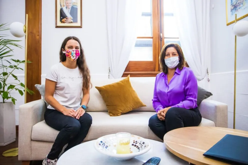 "Las mujeres podemos", la gobernadora recibió a la nadadora Ailén Lascano
