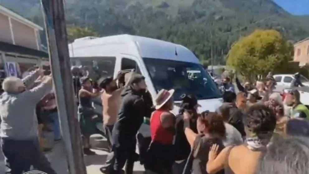 Lago Puelo: así fue el ataque de manifestantes a la camioneta del Presidente