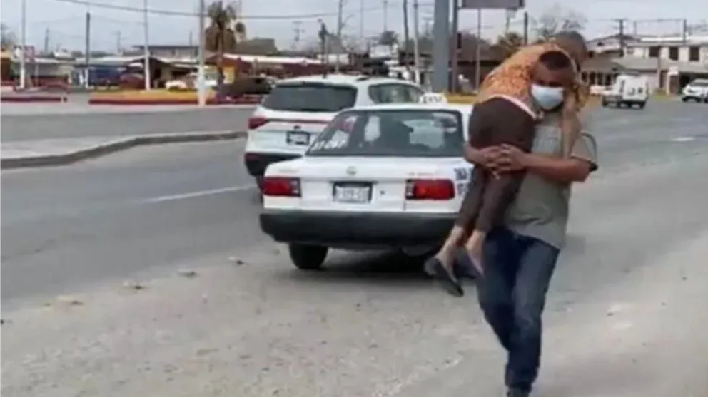 Conmovedor: cargó a su mamá en brazos para que se vacune contra el Covid