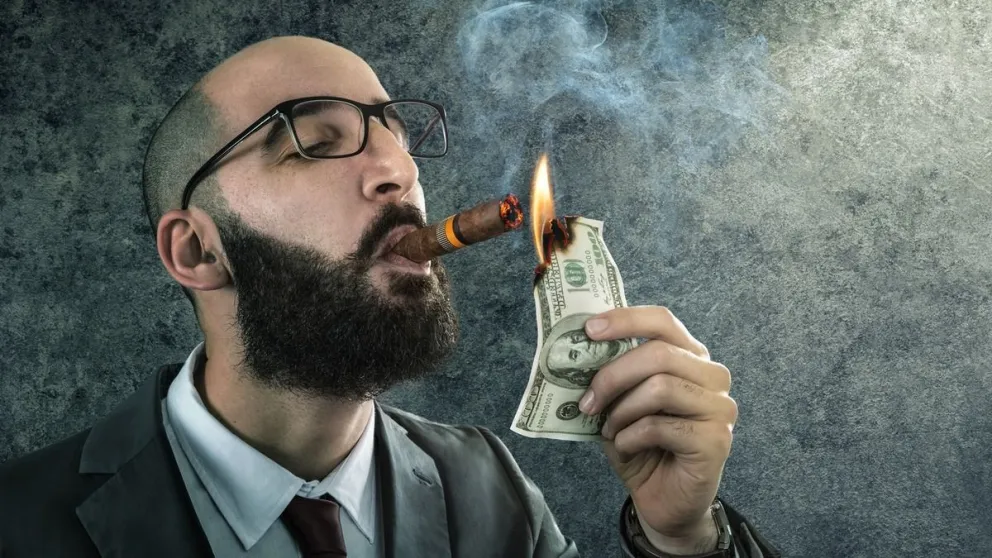 Derrochones: los tres signos del zodíaco que se destacan por perder dinero