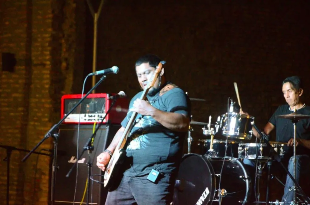 La plaza seca quedó chica para los amantes del rock local