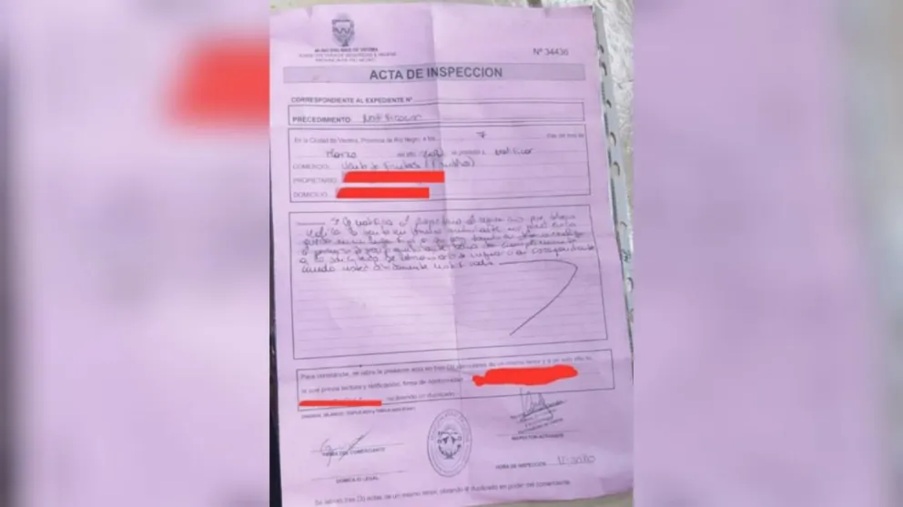 Le labraron un acta por vender frutillas debajo del Puente Seco